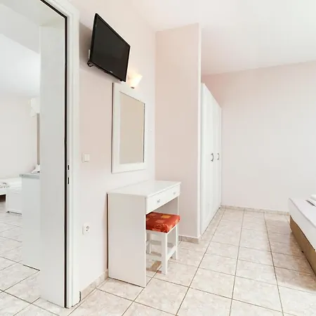 Elena 克里斯阿穆迪亚